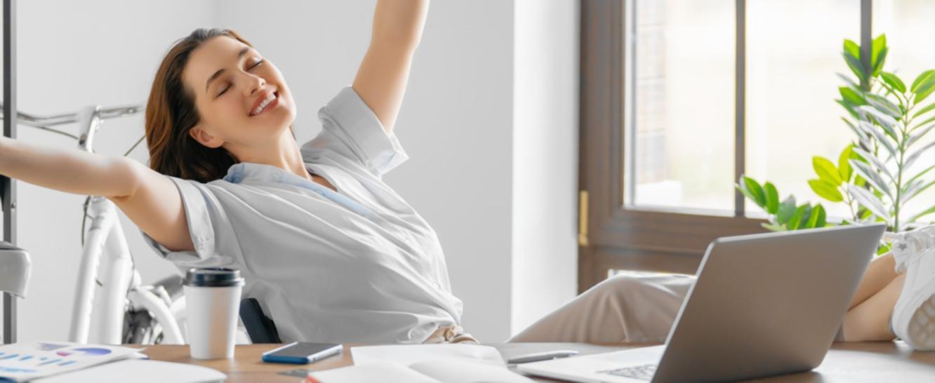 Espacio de trabajo educativo moderno con materiales de planificación presupuestaria