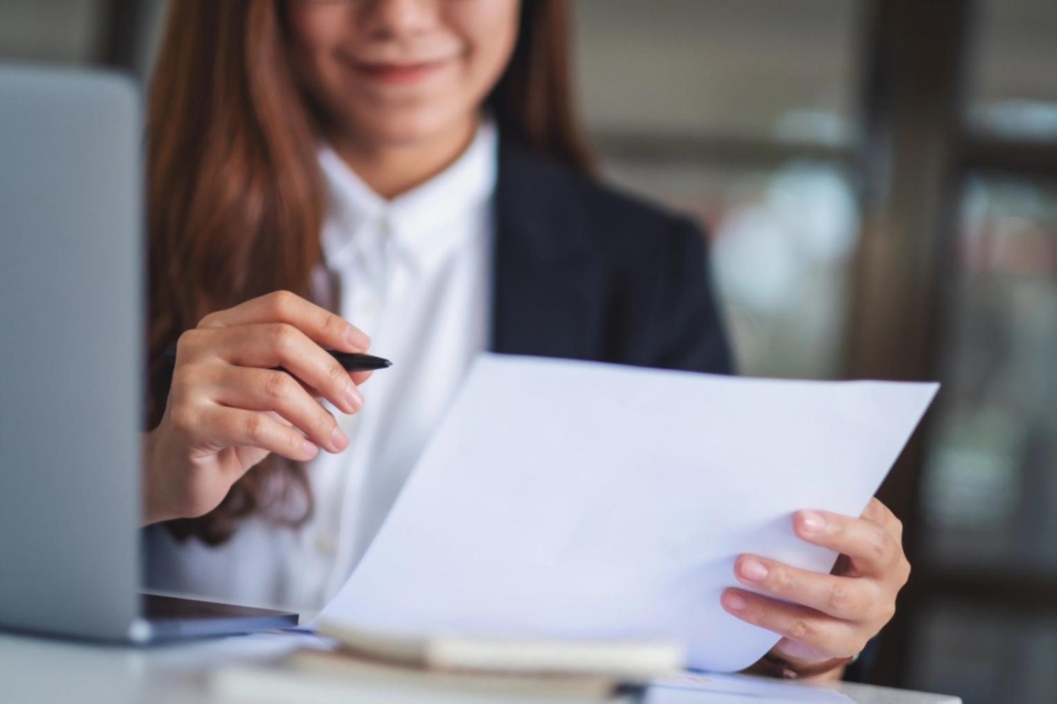 Espacio de trabajo profesional con análisis financiero